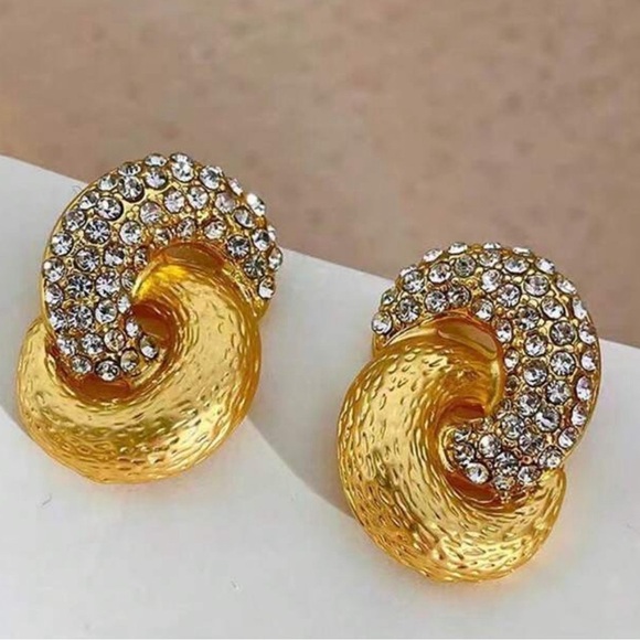 NEW VINTAGE KNOT GOLDEN EARNINGS STUD ELEGANT ✨🔥 comes with beautiful gift 🎁 - Picture 1 of 6